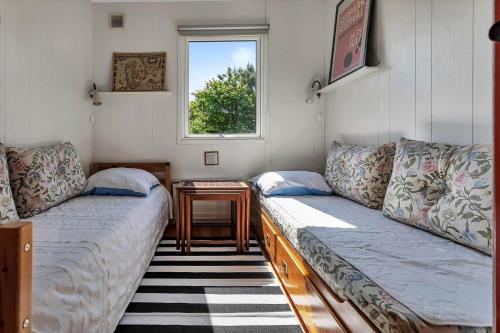 a small room with a couch and a window at 16615-Farevejle-Alfestien-10 in Fårevejle
