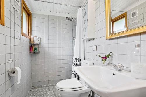 a white bathroom with a toilet and a sink at 16615-Farevejle-Alfestien-10 in Fårevejle