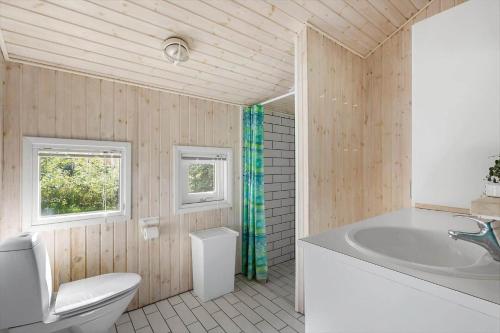 a bathroom with a tub and a toilet and a sink at LF15147-Farso-Ramshule-47 in Farsø