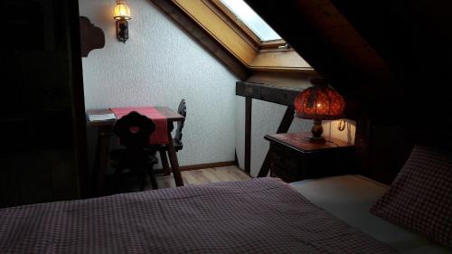 1 dormitorio con cama, escritorio y ventana en Hotel Bären Bern-Neuenegg Self-Check-In, en Neuenegg
