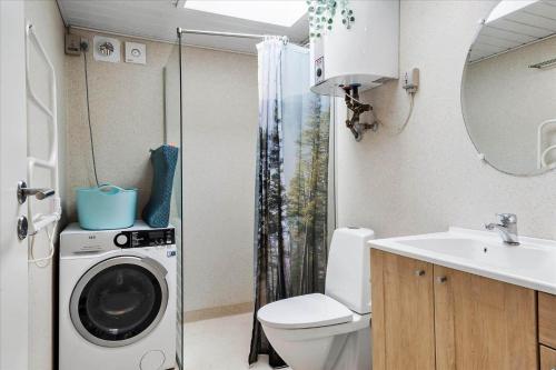 a bathroom with a washing machine and a sink at LF15197-Hojslev-Venovej-36 in Højslev