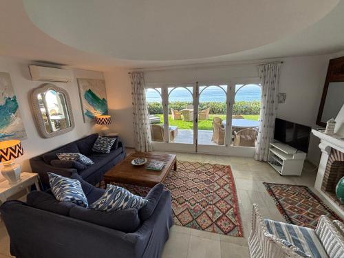 VILLA OVERLOOKING BEACH , Central, quiet, parking, swimming pool