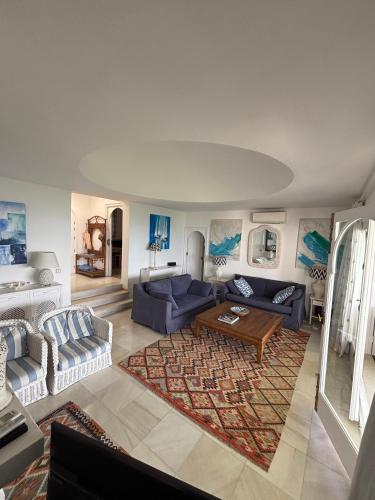 VILLA OVERLOOKING BEACH , Central, quiet, parking, swimming pool