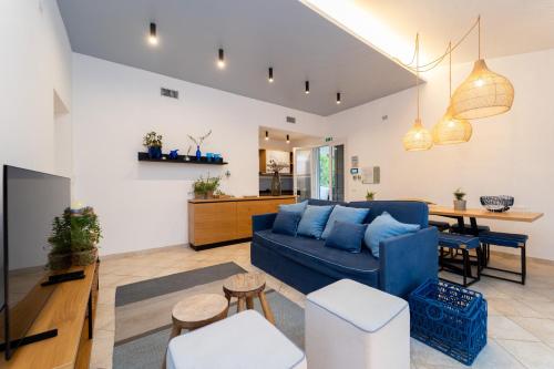 a living room with a blue couch and a table at Elbitat Wellness&Spa in Bagnaia