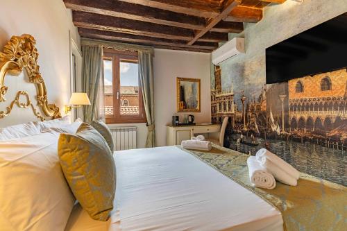 a bedroom with a large bed and a wall mural at Rialto Charm Boutique in Venice