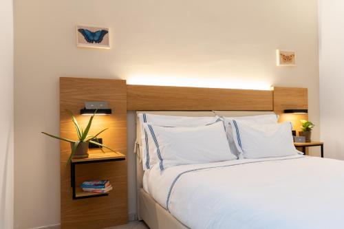 a bedroom with a large bed with white pillows at Elbitat Wellness&Spa in Bagnaia