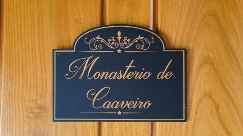 a blue sign on a wooden wall with a crown at Casa Piñeiro in Monfero