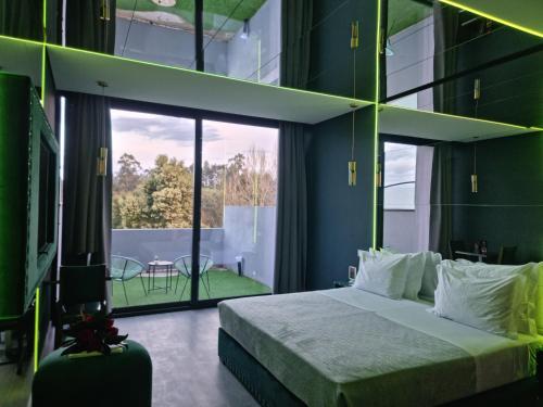 ein Schlafzimmer mit einem Bett und einem großen Fenster in der Unterkunft Motel Século in Lousada