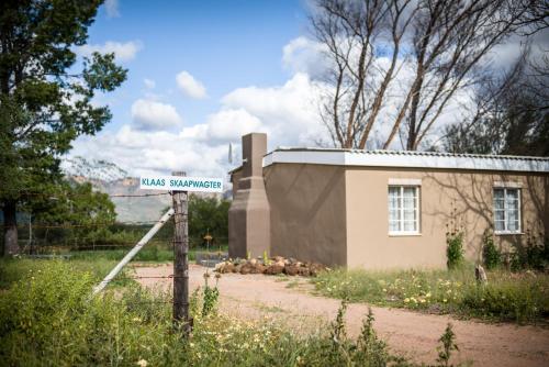 a small building with a street sign in front of it at Maskam Guest Farm in Vanrhynsdorp