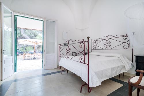 サンタ・カテリーナ・ディ・ナルドにあるVilla nella Pinetaのベッドルーム1室(ベッド1台付)、スライド式ガラスドアが備わります。