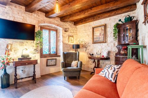 Traditional apartment Vedran in a stone house in the very center of Trogir