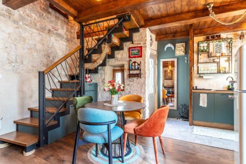 Traditional apartment Vedran in a stone house in the very center of Trogir