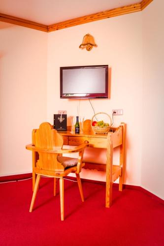 a room with a table and a chair and a desk at Hotel Schloßblick Trebsen in Trebsen