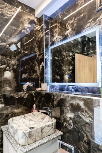 a bathroom with a sink and a mirror at Hotel Panorama Piqeras in Piqeras