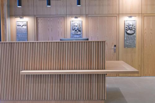 a lobby with a wooden bench in a room at Hotel Spenerhaus - neu und vollklimatisiert in allen Zimmern in Frankfurt