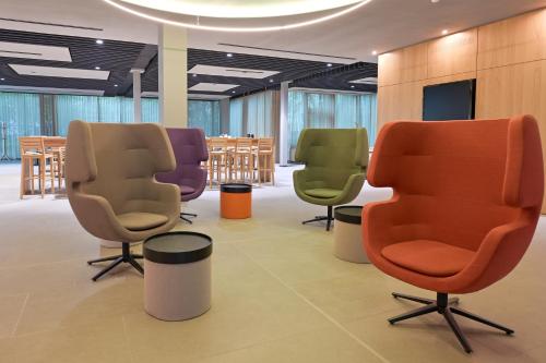 a waiting room with several chairs and tables at Hotel Spenerhaus - neu und vollklimatisiert in allen Zimmern in Frankfurt
