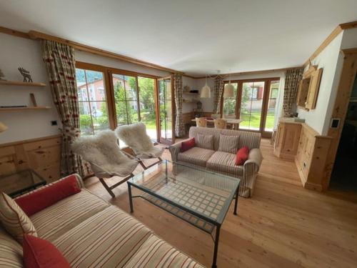 a living room with couches and a table at 2,5 Zimmer Wohnung mit Bergblick in Engadin in Zuoz