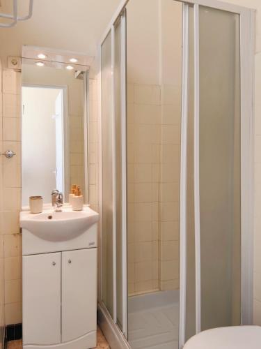 Charming studio, balcony with garden view, Nice Libération
