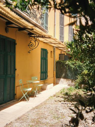 Charming studio, balcony with garden view, Nice Libération