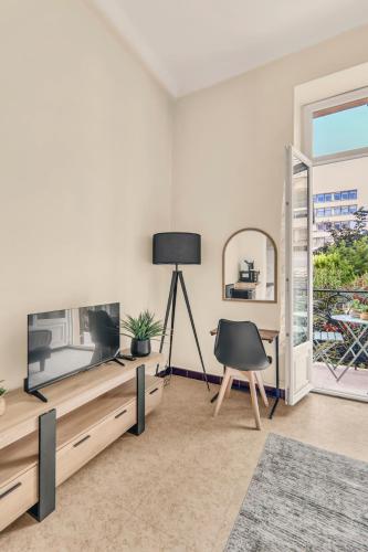 Charming studio, balcony with garden view, Nice Libération