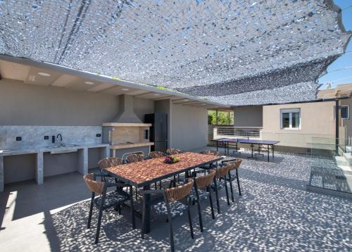a kitchen and dining room with a table and chairs at Villa Manel in Georgioupoli