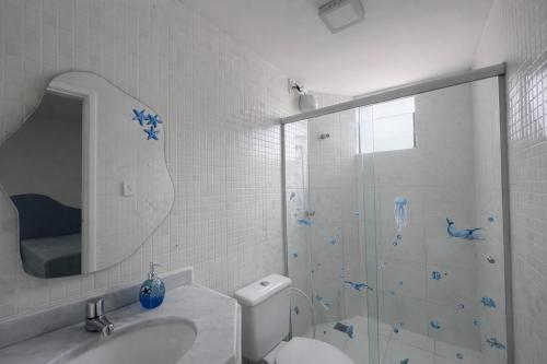a bathroom with a shower and a toilet and a sink at Flat Aeroporto - Estrada do coco - Lauro de Freitas M in Lauro de Freitas