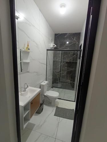 a bathroom with a shower and a toilet and a sink at Gk-Hospedagem in Foz do Iguaçu