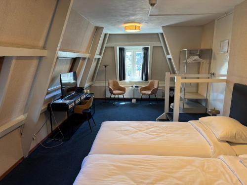 a hotel room with a bed and a desk at Hotel Mayflower in Leiden