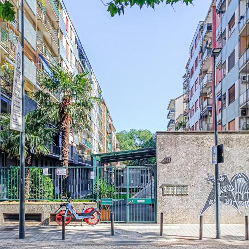 Bright Apartments near Metro Tolstoj - Easy City Centre and Linate Access