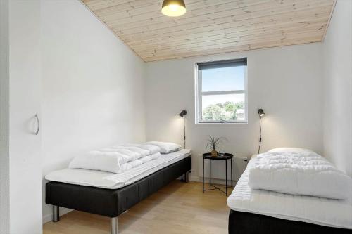 two beds in a room with white walls and a window at LF143-Vestervig-Gunhildsvej-43 in Vestervig