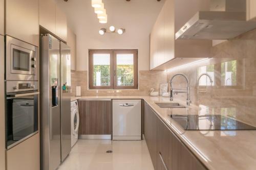 Charming 4Bdr Villa near Aquashow by Lovelystay