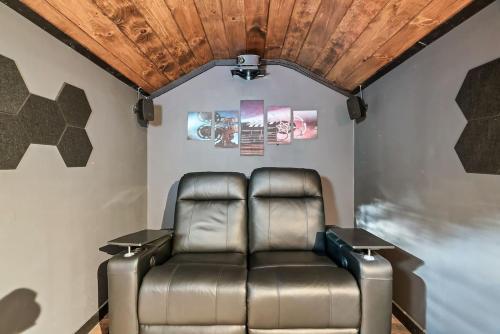 Cute Couples Cabin with Hot Tub Theater Fire Pit photo 17