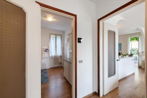 a hallway with a mirror and a hallway with a bathroom at Casa al Lago in Sulzano