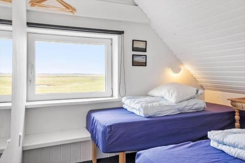 two beds in a room with a window at LF332-Hurup-Helligsovej-32 in Hurup