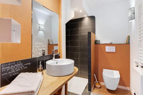a bathroom with a sink and a toilet at Dordinaire Maison D'hôtes in Nouans-les-Fontaines
