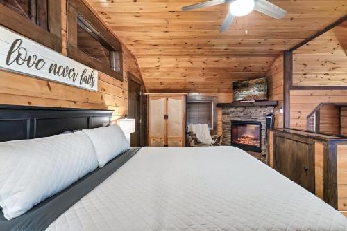Cute Couples Cabin with Hot Tub Theater Fire Pit photo 8