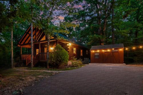 Cute Couples Cabin with Hot Tub Theater Fire Pit photo 19