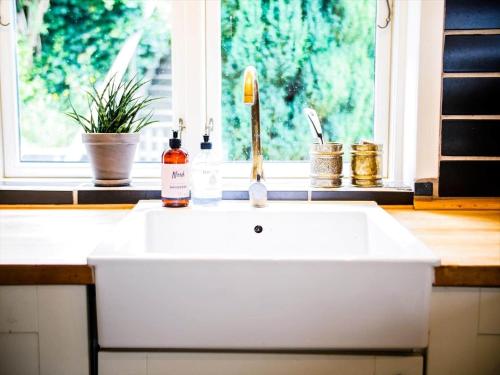 a white sink in a kitchen with a window at 16655-Farevejle-Truntebakken-4 in Fårevejle
