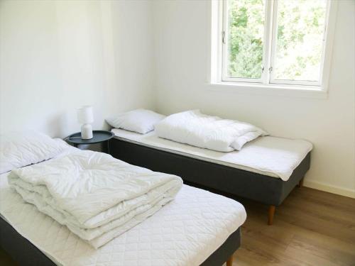 two twin beds in a room with a window at 16655-Farevejle-Truntebakken-4 in Fårevejle