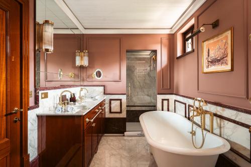 a bathroom with a tub and a sink at Locanda Cipriani in Torcello