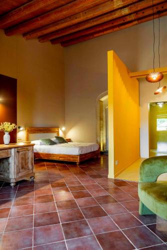 ein Schlafzimmer mit einem Bett und einem gefliesten Boden in der Unterkunft Feudo Bauly in Palazzolo Acreide