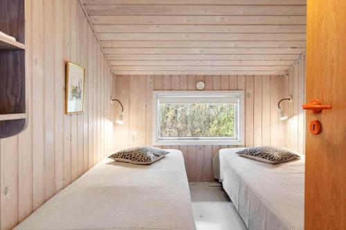 two beds in a room with a window at LF16082-Farso-Kjeldhoj-82 in Ertebølle
