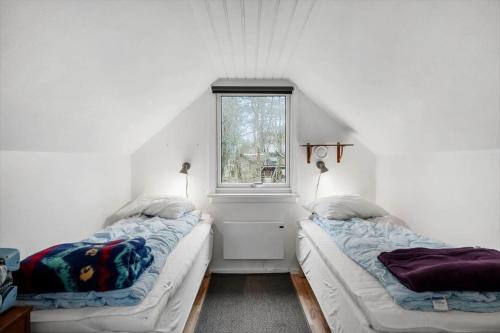 two beds in a room with a window at LF18116-Veslos-Agerovej-6 in Amtoft