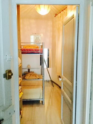 - un couloir avec une chambre dotée de lits superposés dans l'établissement La Maison au Soleil, à Menton