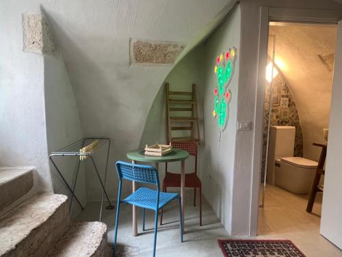 a small room with a table and two chairs at La Dimora del Gigante in Carovigno