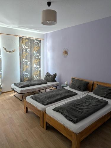 a room with two beds and a window at Marktblick in Radeburg