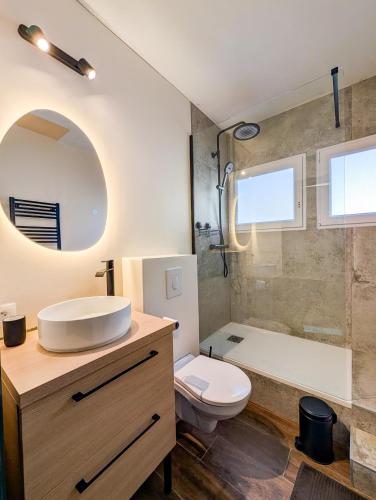 a bathroom with a sink and a toilet and a tub at L'émeraude Waulsort in Waulsort