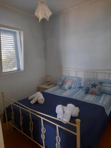 a bedroom with two twin beds with towels at Casa vacanze levanzo in Levanzo