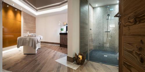 a bathroom with a shower and a sink at Résidence Le Cristal de Jade in Chamonix