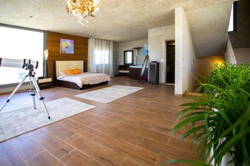 a room with a camera and a bed and a tripod at Hacienda 888 in Ḑahr al Baydar